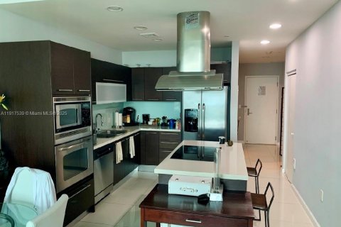 Снять в аренду кондоминиум в Норт-Бей-Виллидж, Флорида 1 спальня, 76.92м2, № 1972291 - фото 2