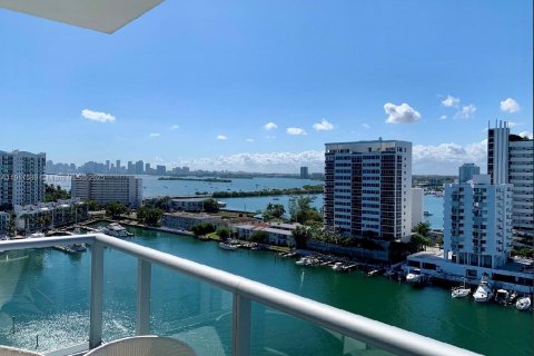 Снять в аренду кондоминиум в Норт-Бей-Виллидж, Флорида 1 спальня, 76.92м2, № 1972291 - фото 1