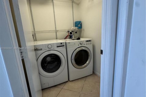 Casa en alquiler en Pembroke Pines, Florida, 3 dormitorios, 172.15 m2 № 1991857 - foto 13