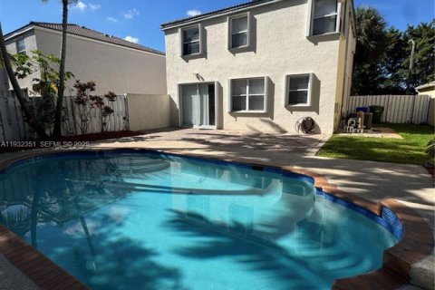 Casa en alquiler en Pembroke Pines, Florida, 3 dormitorios, 172.15 m2 № 1991857 - foto 2