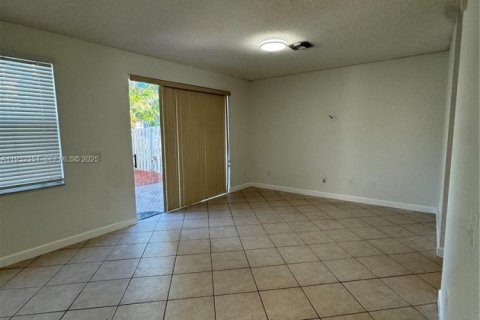 Casa en alquiler en Pembroke Pines, Florida, 3 dormitorios, 172.15 m2 № 1991857 - foto 11