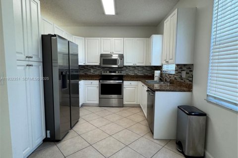 Casa en alquiler en Pembroke Pines, Florida, 3 dormitorios, 172.15 m2 № 1991857 - foto 9