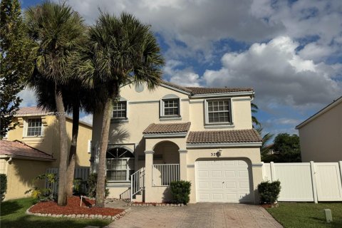 Casa en alquiler en Pembroke Pines, Florida, 3 dormitorios, 172.15 m2 № 1991857 - foto 1