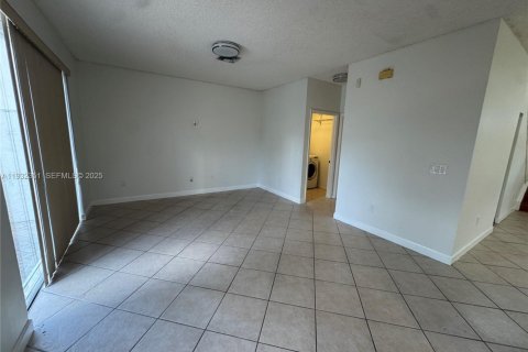 Casa en alquiler en Pembroke Pines, Florida, 3 dormitorios, 172.15 m2 № 1991857 - foto 12