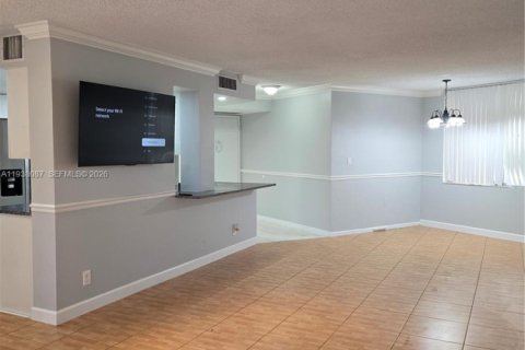 Condo in Lauderhill, Florida, 2 bedrooms  № 1995924 - photo 3