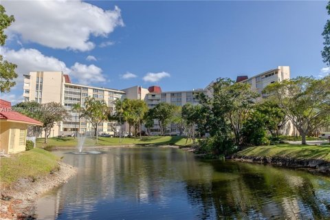 Condo in Lauderhill, Florida, 2 bedrooms  № 1995924 - photo 21