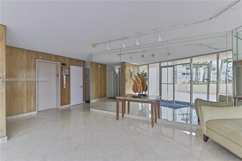 Condo in Lauderhill, Florida, 2 bedrooms  № 1995924 - photo 23