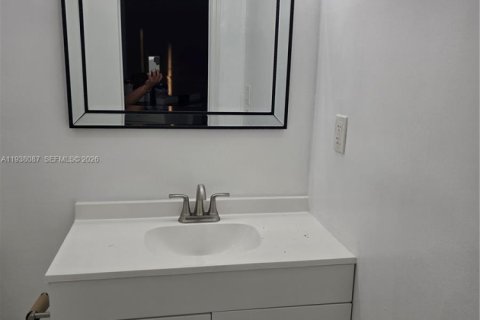 Condo in Lauderhill, Florida, 2 bedrooms  № 1995924 - photo 16