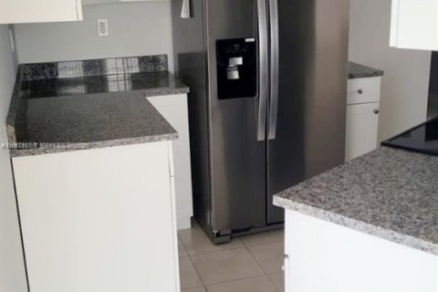 Condo in Lauderhill, Florida, 2 bedrooms  № 1995924 - photo 6