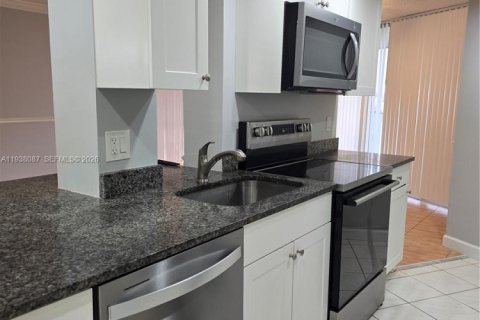 Condo in Lauderhill, Florida, 2 bedrooms  № 1995924 - photo 9