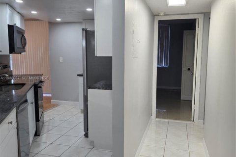Condo in Lauderhill, Florida, 2 bedrooms  № 1995924 - photo 5