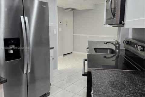 Condo in Lauderhill, Florida, 2 bedrooms  № 1995924 - photo 10