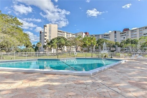 Condo in Lauderhill, Florida, 2 bedrooms  № 1995924 - photo 30