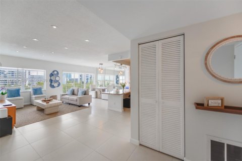 Condo in Hallandale Beach, Florida, 2 bedrooms  № 2082323 - photo 2
