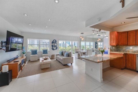 Condo in Hallandale Beach, Florida, 2 bedrooms  № 2082323 - photo 5