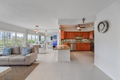 Condo in Hallandale Beach, Florida, 2 bedrooms  № 2082323 - photo 4