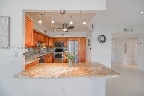 Condo in Hallandale Beach, Florida, 2 bedrooms  № 2082323 - photo 12
