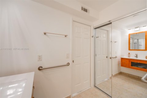 Condo in Hallandale Beach, Florida, 2 bedrooms  № 2082323 - photo 19
