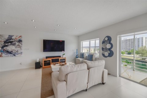 Condo in Hallandale Beach, Florida, 2 bedrooms  № 2082323 - photo 8