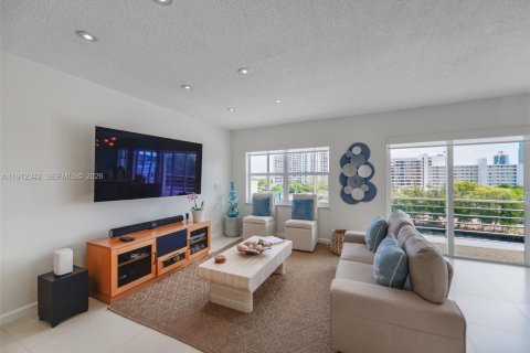 Condo in Hallandale Beach, Florida, 2 bedrooms  № 2082323 - photo 6