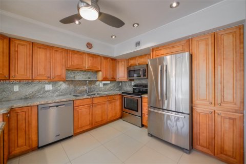 Condo in Hallandale Beach, Florida, 2 bedrooms  № 2082323 - photo 13
