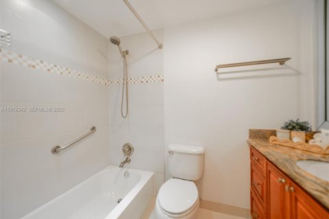 Condo in Hallandale Beach, Florida, 2 bedrooms  № 2082323 - photo 26