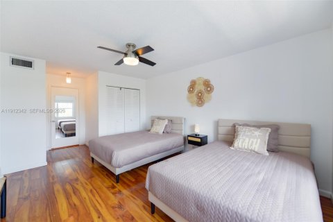 Condo in Hallandale Beach, Florida, 2 bedrooms  № 2082323 - photo 23
