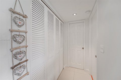 Condo in Hallandale Beach, Florida, 2 bedrooms  № 2082323 - photo 24