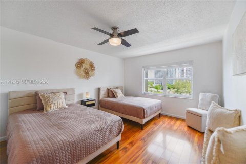 Condo in Hallandale Beach, Florida, 2 bedrooms  № 2082323 - photo 21