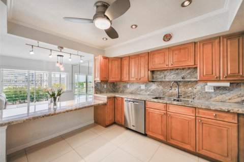 Condo in Hallandale Beach, Florida, 2 bedrooms  № 2082323 - photo 14
