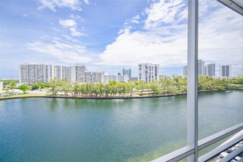 Condo in Hallandale Beach, Florida, 2 bedrooms  № 2082323 - photo 29