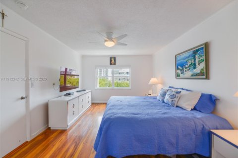 Condo in Hallandale Beach, Florida, 2 bedrooms  № 2082323 - photo 17