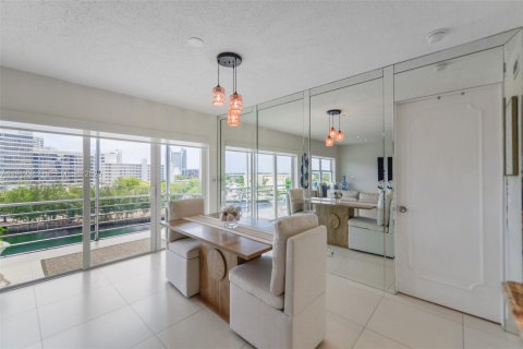 Condo in Hallandale Beach, Florida, 2 bedrooms  № 2082323 - photo 10