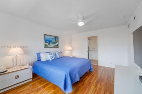 Condo in Hallandale Beach, Florida, 2 bedrooms  № 2082323 - photo 16