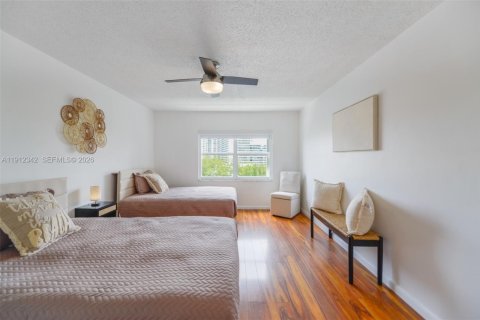 Condo in Hallandale Beach, Florida, 2 bedrooms  № 2082323 - photo 20
