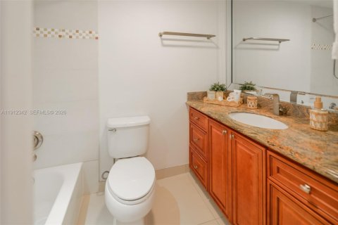 Condo in Hallandale Beach, Florida, 2 bedrooms  № 2082323 - photo 25
