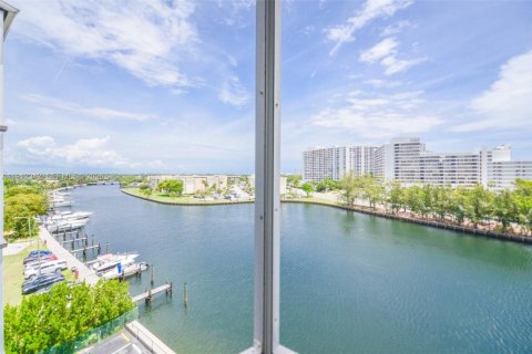 Condo in Hallandale Beach, Florida, 2 bedrooms  № 2082323