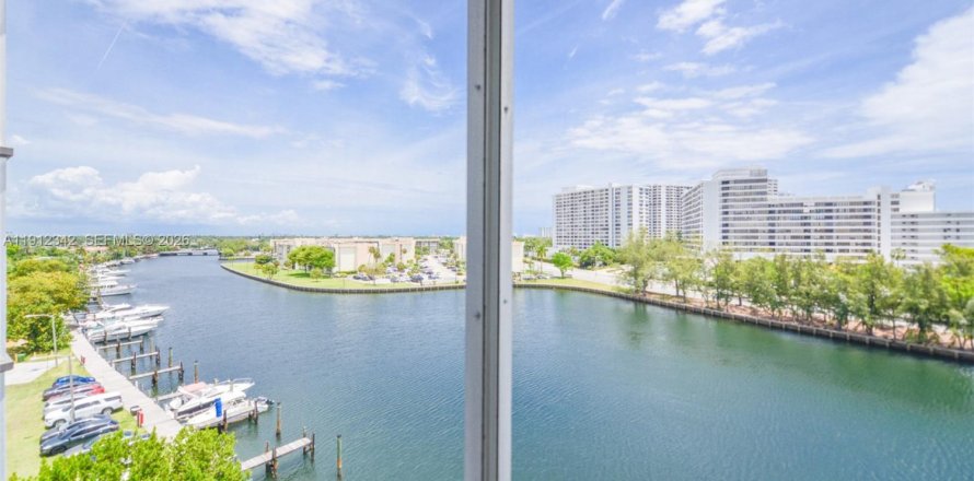Condo in Hallandale Beach, Florida, 2 bedrooms  № 2082323