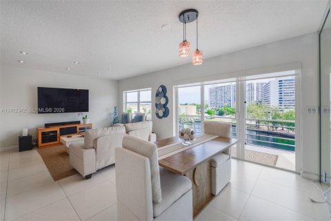 Condo in Hallandale Beach, Florida, 2 bedrooms  № 2082323 - photo 7