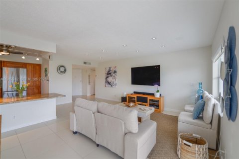 Condo in Hallandale Beach, Florida, 2 bedrooms  № 2082323 - photo 9