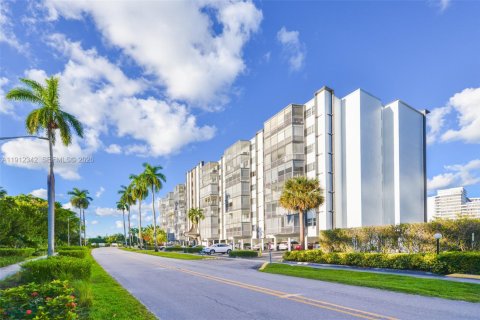 Condo in Hallandale Beach, Florida, 2 bedrooms  № 2082323 - photo 30