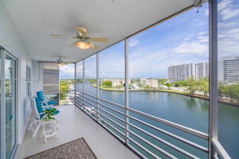 Condo in Hallandale Beach, Florida, 2 bedrooms  № 2082323 - photo 27