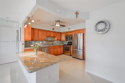 Condo in Hallandale Beach, Florida, 2 bedrooms  № 2082323 - photo 11