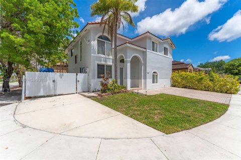 Купить виллу или дом в Майами, Флорида 4 спальни, 227.24м2, № 2068906 - фото 3