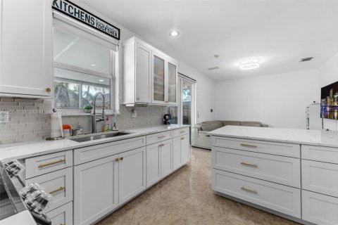 Купить виллу или дом в Майами, Флорида 4 спальни, 227.24м2, № 2068906 - фото 8