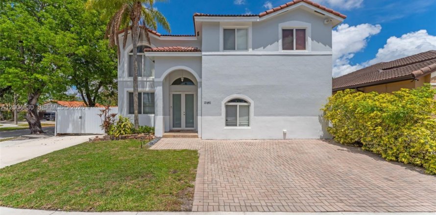 Дом в Майами, Флорида 4 спальни, 227.24м2 № 2068906