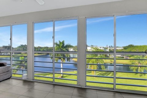 Condo in Deerfield Beach, Florida, 1 bedroom  № 1941415 - photo 1