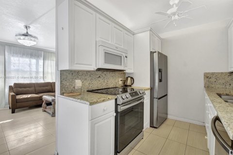 Condo in Deerfield Beach, Florida, 1 bedroom  № 1941415 - photo 2