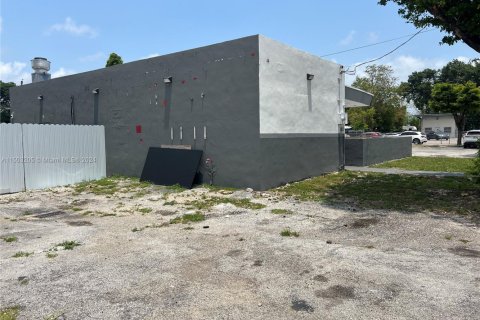 Commercial property in Miami, Florida № 1710192 - photo 9