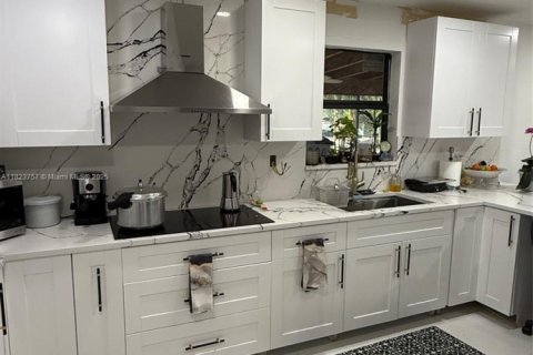 House in Homestead, Florida 5 bedrooms, 152.36 sq.m. № 1788413 - photo 6